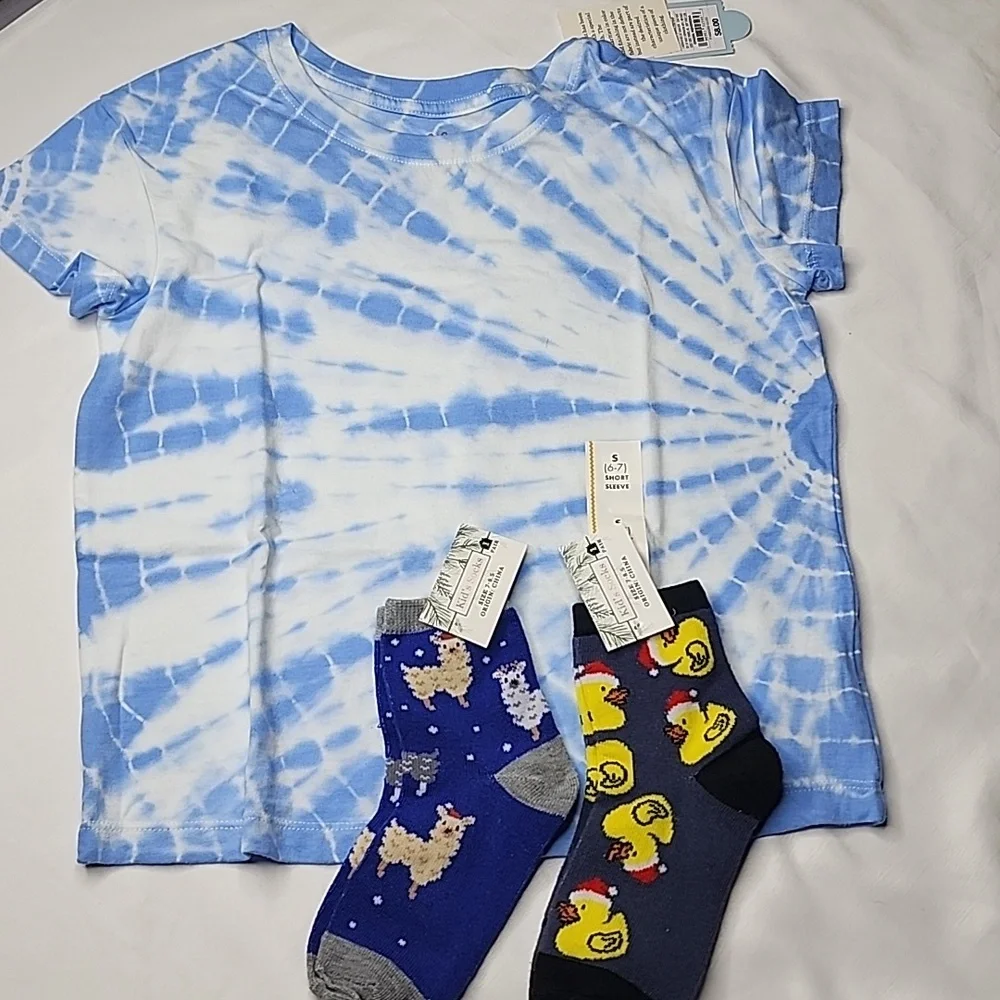 Cat & Jack Top & christmas socks- 2 pairs
